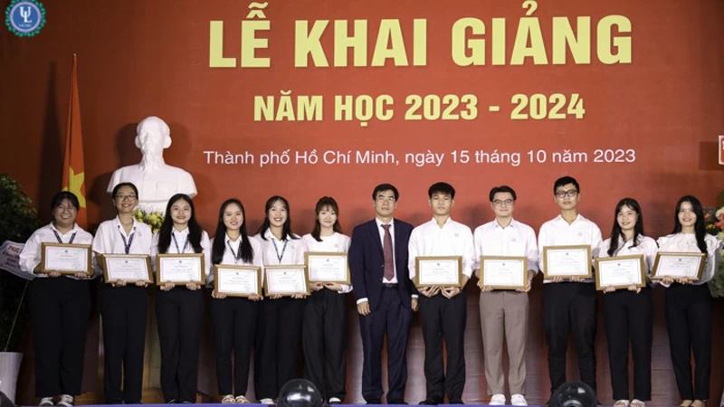 Trường đại học Luật Thành phố Hồ Chí Minh tặng bằng khen cho sinh viên đạt thành tích xuất sắc trong học tập.