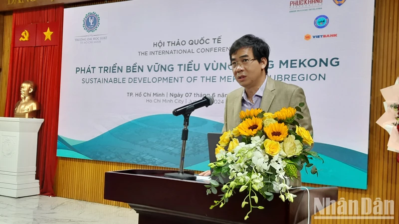 Tiến sĩ Lê Trường Sơn, Hiệu trưởng Trường đại học Luật Thành phố Hồ Chí Minh phát biểu tại hội thảo.