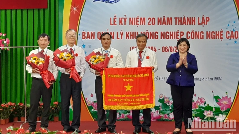 Lãnh đạo Ban quản lý Khu Nông nghiệp Công nghệ cao Thành phố Hồ Chí Minh nhận Cờ truyền thống của Ủy ban nhân dân Thành phố Hồ Chí Minh 