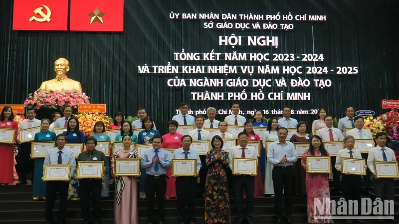 Thành phố Hồ Chí Minh khen thưởng các tập thể, cá nhân có thành tích xuất sắc.