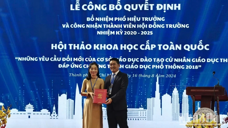 Tiến sĩ Võ Anh Thư nhận quyết định bổ nhiệm Phó Hiệu trưởng Trường đại học Sư phạm thể dục thể thao Thành phố Hồ Chí Minh (bên trái ảnh).