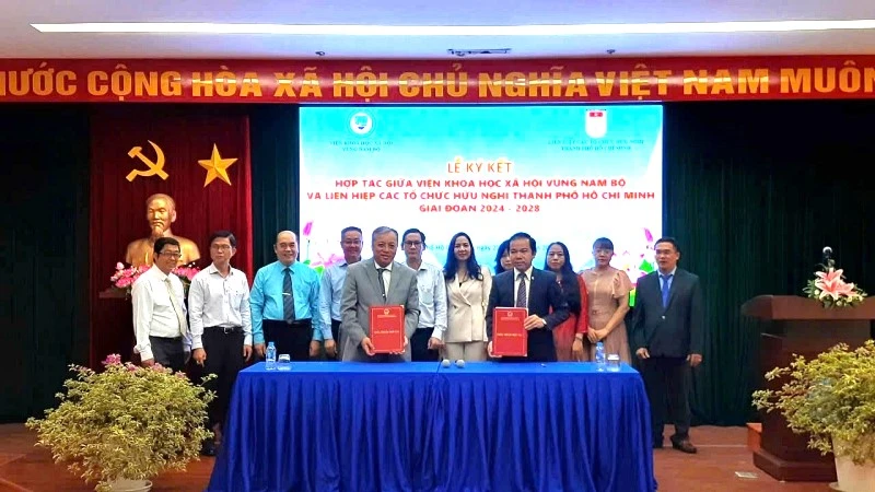 Viện Khoa học xã hội vùng Nam Bộ và Liên hiệp các tổ chức hữu nghị Thành phố Hồ Chí Minh ký kết thỏa thuận hợp tác.