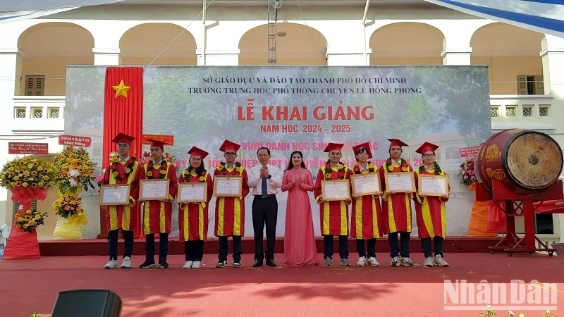 Đồng chí Nguyễn Văn Nên trao giấy khen cho các em học sinh Trường Trung học phổ thông chuyên Lê Hồng Phong đạt thành tích cao trong năm học 2023-2024.