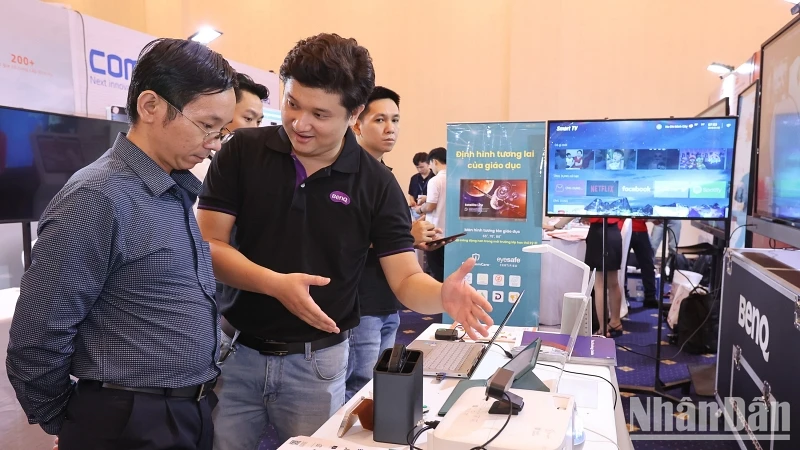 Các đại biểu tham quan các gian hàng trưng bày các giải pháp về công nghệ tại Tech4life 2023 tại Thành phố Hồ Chí Minh.