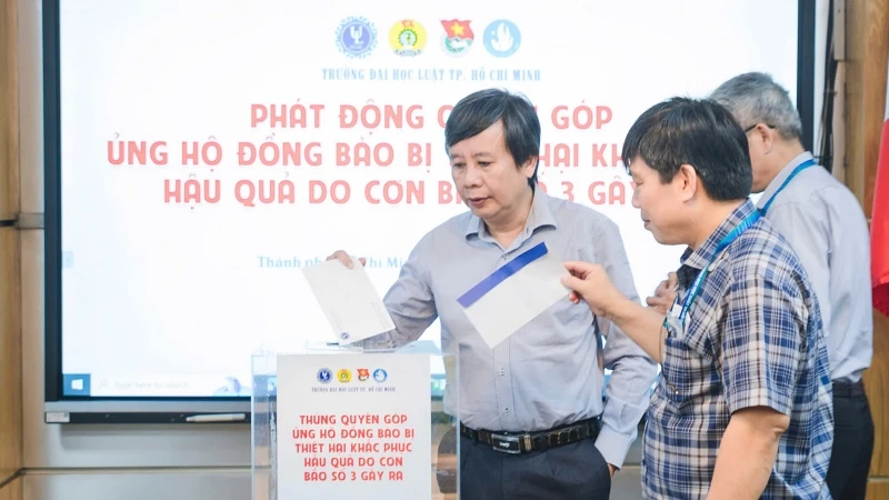 Cán bộ, nhân viên Trường đại học Luật Thành phố Hồ Chí Minh quyên góp ủng hộ đồng bào bị thiệt hại khắc phục hậu quả do cơn bão số 3 gây ra.