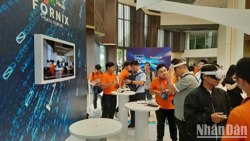 Khách tham quan trải nghiệm các công nghệ triển lãm tại FPT Techday 2024.