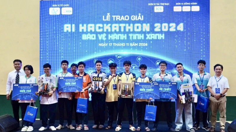 Ban tổ chức trao giải cho các đội thi đạt giải Chung kết AI Hackathon 2024.