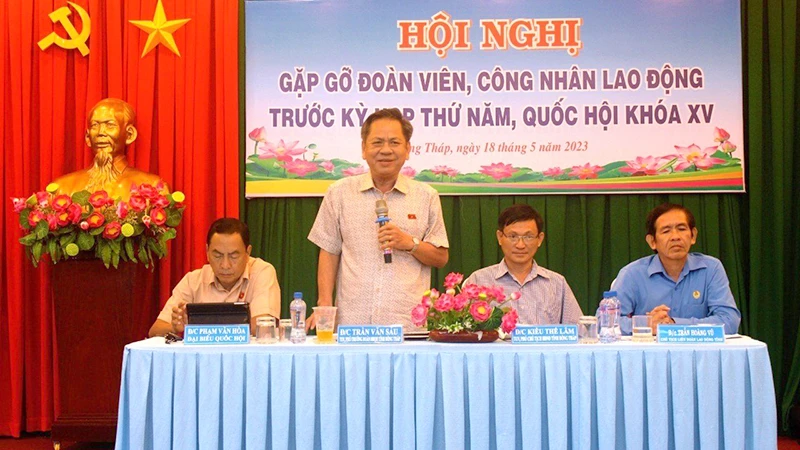 Phó trưởng Đoàn đại biểu Quốc hội tỉnh Đồng Tháp Trần Văn Sáu phát biểu tại buổi gặp gỡ đoàn viên, công nhân lao động. (Ảnh: DƯƠNG ÚT)