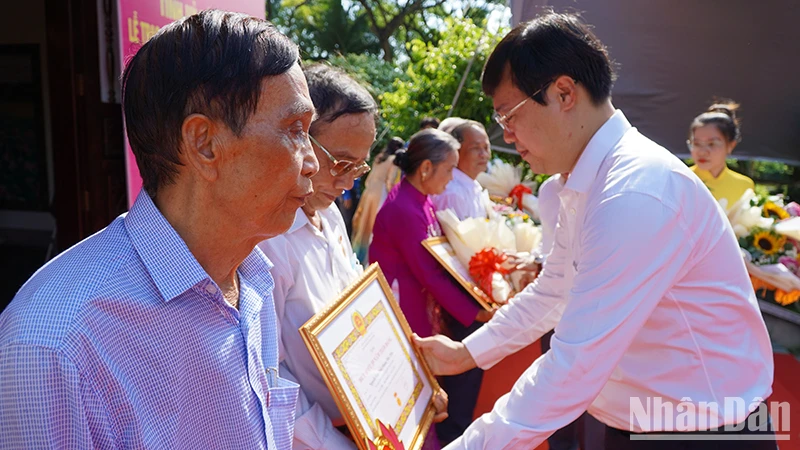 Bí thư Tỉnh ủy Đồng Tháp Lê Quốc Phong trao Huy hiệu Đảng cho các đảng viên. (Ảnh: HỮU NGHĨA)