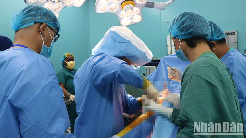 Bác sĩ thực hiện phẫu thuật thay khớp cho bệnh nhân.