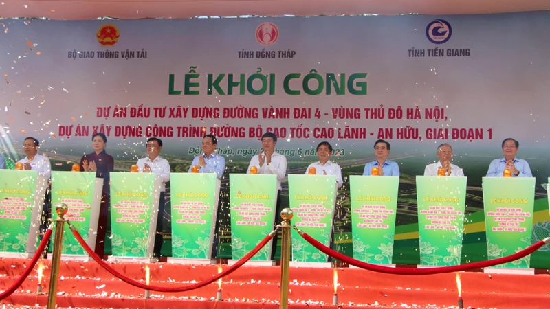 Phó Thủ tướng Chính phủ Trần Lưu Quang cùng các đại biểu thực hiện nghi thức khởi công dự án.