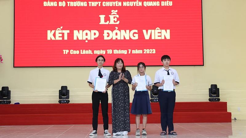 Trao quyết định kết nạp đảng viên cho các học sinh Trường trung học phổ thông chuyên Nguyễn Quang Diêu, tỉnh Đồng Tháp