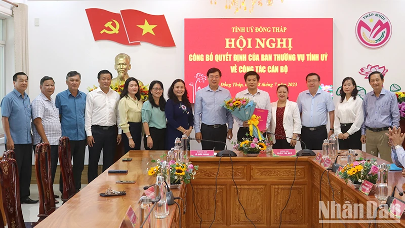 Bí thư Tỉnh ủy Đồng Tháp Lê Quốc Phong trao quyết định công tác cán bộ cho đồng chí Đoàn Thanh Bình.