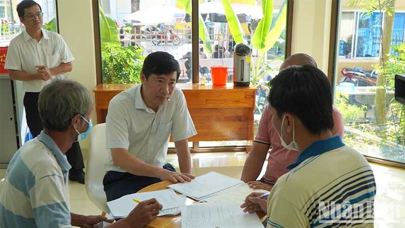 Chủ tịch Ủy ban nhân dân tỉnh Đồng Tháp Phạm Thiện Nghĩa trao đổi với người dân làm thủ tục cấp giấy chứng nhận cơ sở đủ điều kiện an toàn thực phẩm.