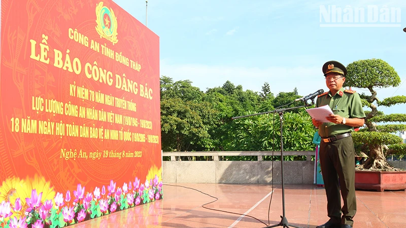 Đại tá Nguyễn Văn Hiểu báo công thành tích 5 năm học tập, thực hiện Sáu điều Bác Hồ dạy của Công an Đồng Tháp, giai đoạn 2018-2023.