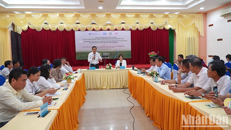 Giám đốc Sở Nông nghiệp và Phát triển nông thôn tỉnh Đồng Tháp Nguyễn Văn Vũ Minh phát biểu tại hội nghị. (Ảnh: HỮU NGHĨA)