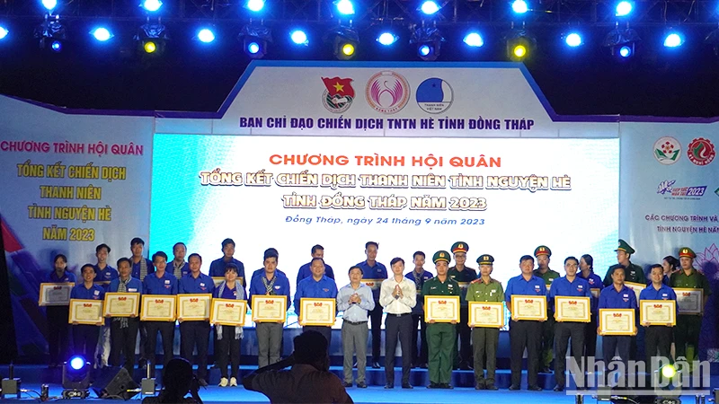 Bí thư Ban Chấp hành Trung ương Đoàn, Chủ tịch Hội Sinh viên Việt Nam Nguyễn Minh Triết và Phó Bí thư Thường trực Tỉnh ủy Đồng Tháp Phan Văn Thắng trao Bằng khen của Ban Chấp hành Trung ương Đoàn cho các tập thể, cá nhân.