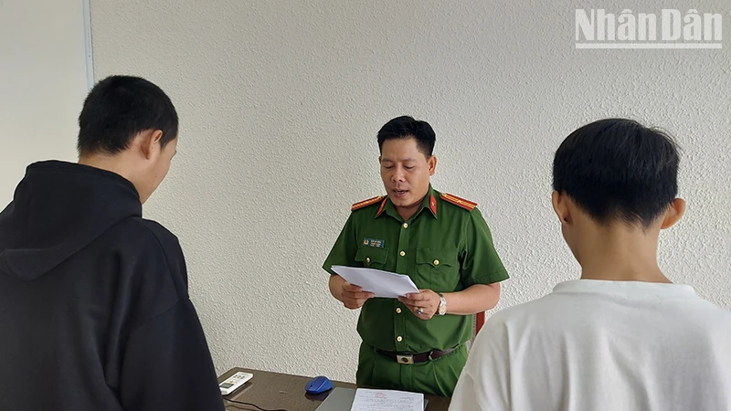 2 đối tượng Nguyễn Tuấn Kiệt và Chung Vĩnh Tài tại Cơ quan Công an. (Ảnh: PHƯỚC THANH)