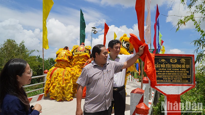 Nghi thức khánh thành Cầu nối yêu thương số 101, tại ấp Tân Thạnh, xã Bình Thạnh Trung, huyện Lấp Vò. (Ảnh: HỮU NGHĨA)