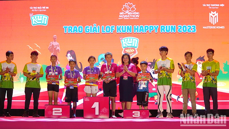 Giám đốc Sở Văn hóa, Thể thao và Du lịch tỉnh Đồng Tháp Huỳnh Thị Hoài Thu trao giải cho các vận động viên trẻ em cự ly 800m.