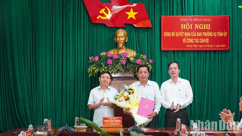 Lãnh đạo tỉnh Đồng Tháp trao quyết định, tặng hoa chúc mừng đồng chí Trần Văn Tám.