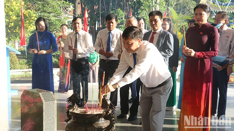 Đại biểu thành kính dâng hương tại mộ Cụ Phó bảng Nguyễn Sinh Sắc.