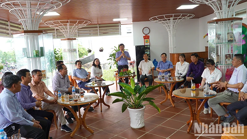 Lãnh đạo tỉnh Đồng Tháp, lãnh đạo huyện Tháp Mười tại buổi “Cà-phê doanh nghiệp” trong khuôn viên Ủy ban nhân dân huyện Tháp Mười. (Ảnh: HỮU NGHĨA)