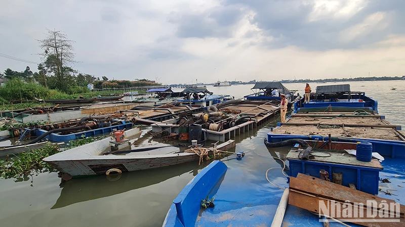 Các phương tiện đang bị tạm giữ.