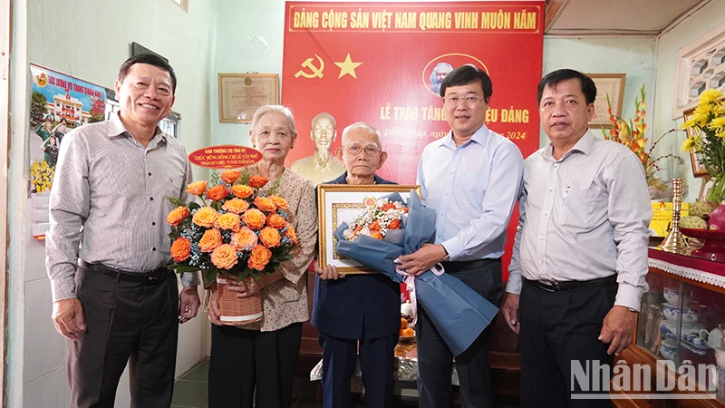 Bí thư Tỉnh ủy Đồng Tháp Lê Quốc Phong trao Huy hiệu 75 năm tuổi Đảng tặng đảng viên Lê Văn Nhở.