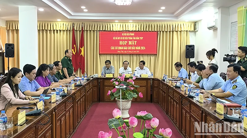 Đại tá Nguyễn Văn Minh, Chính ủy Bộ Chỉ huy Bộ đội Biên phòng tỉnh Đồng Tháp phát biểu tại hội nghị. Ảnh: HỮU NGHĨA