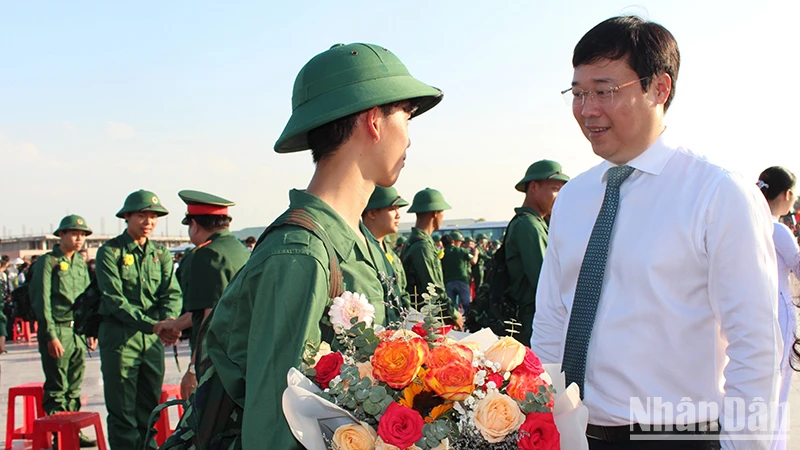 Ủy viên Trung ương Đảng, Bí thư Tỉnh ủy Đồng Tháp Lê Quốc Phong tặng hoa, động viên tân binh lên đường bảo vệ Tổ quốc.