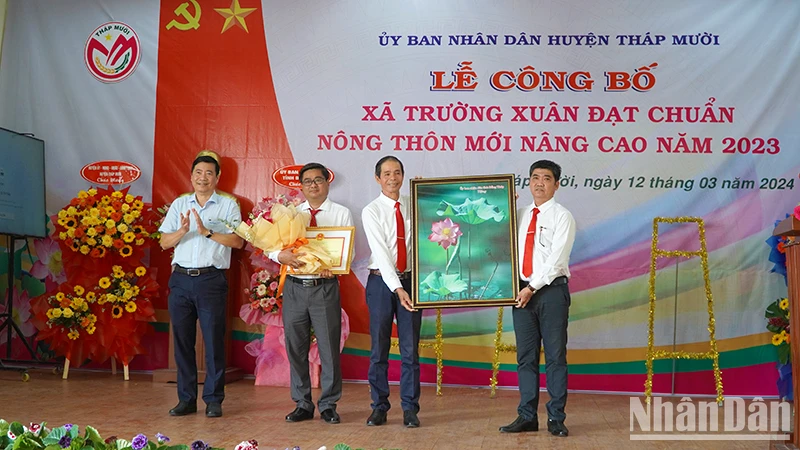 Chủ tịch Ủy ban nhân dân tỉnh Đồng Tháp Phạm Thiện Nghĩa trao quyết định công nhận xã nông thôn mới nâng cao. (Ảnh: HỮU NGHĨA)