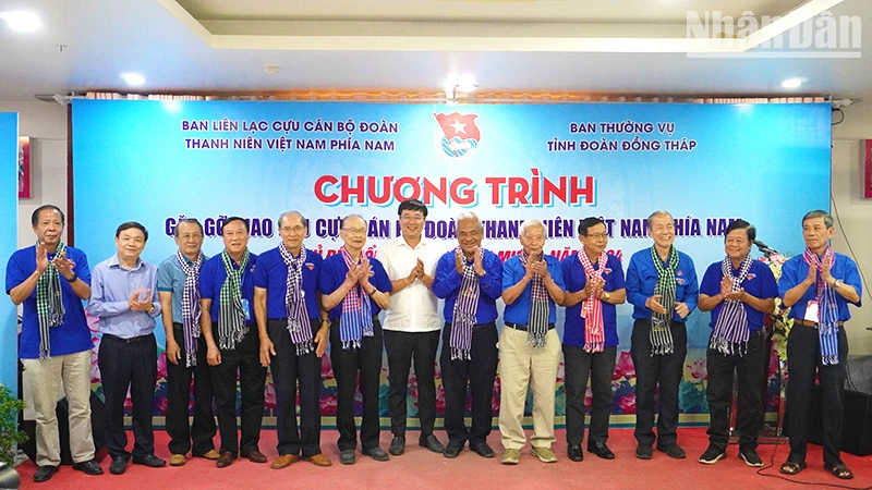 Các thành viên Đoàn công tác của Ban liên lạc Cựu cán bộ Đoàn Thanh niên Việt Nam phía nam nhận quà lưu niệm của lãnh đạo tỉnh Đồng Tháp.