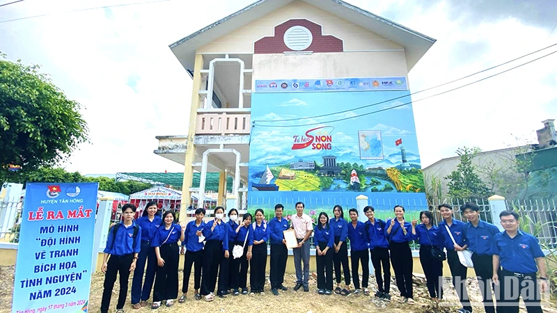 Lễ ra mắt mô hình “Đội hình vẽ tranh bích họa tình nguyện” năm 2024 tại huyện biên giới Tân Hồng.