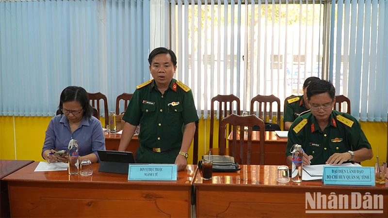 Bác sĩ Dương Quốc Định, Giám đốc Bệnh viện Quân dân y tỉnh Đồng Tháp thông tin về trường hợp cháu bé tử vong. Ảnh: HỮU NGHĨA