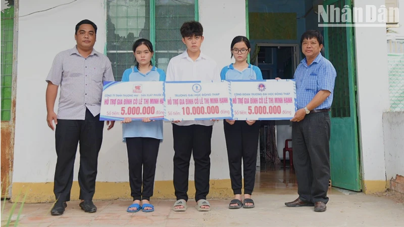 Đại diện Trường đại học Đồng Tháp hỗ trợ gia đình cô Lê Thị Minh Hạnh.