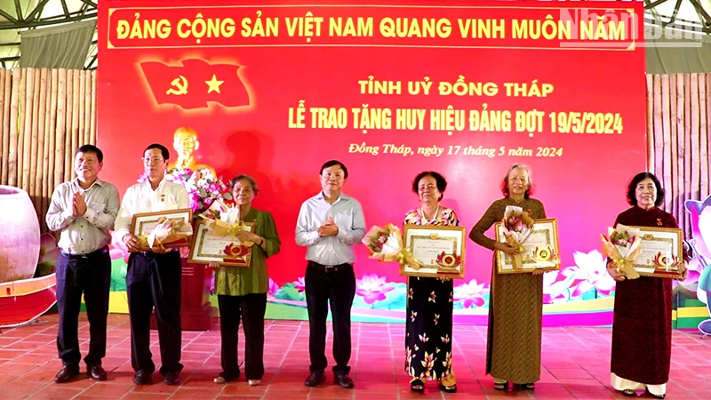 Phó Bí thư Thường trực Tỉnh ủy Đồng Tháp Phan Văn Thắng trao Huy hiệu 55 năm tuổi Đảng cho các đảng viên.