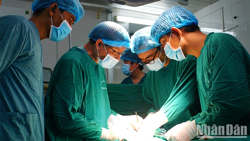 Bệnh viện Thống Nhất và Bệnh viện Đa khoa khu vực Tháp Mười cùng thực hiện phẫu thuật cho bệnh nhân.