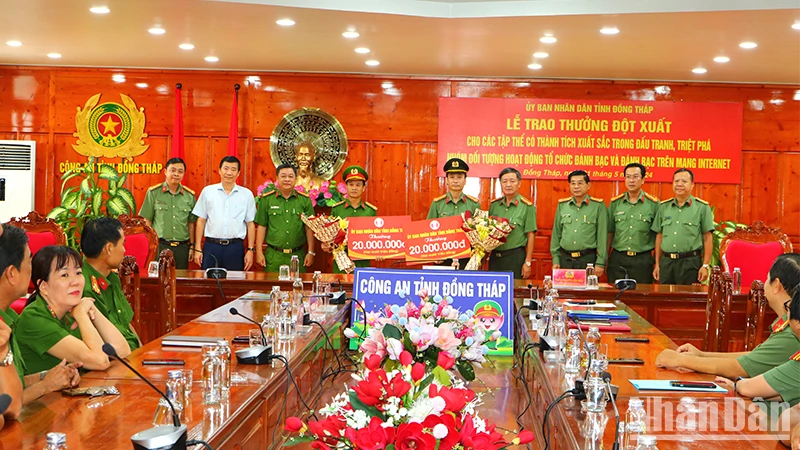 Chủ tịch Ủy ban nhân dân tỉnh Đồng Tháp Phạm Thiện Nghĩa đến Công an tỉnh Đồng Tháp trao tặng số tiền khen thưởng cho 2 tập thể.