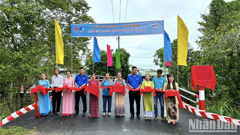 Nghi thức khánh thành cầu Hy Vọng số 372 (cầu Cái Sơn) tại huyện Lai Vung, tỉnh Đồng Tháp.