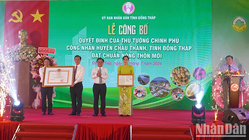 Lãnh đạo huyện Châu Thành đón nhận Bằng công nhận đạt chuẩn nông thôn mới. (Ảnh: HỮU NGHĨA)