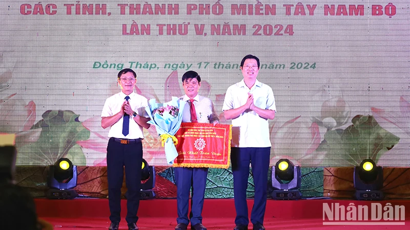 Phó Chủ tịch Ủy ban nhân dân tỉnh Đồng Tháp Huỳnh Minh Tuấn (bên phải) trao giải nhất toàn đoàn cho đơn vị tỉnh Đồng Tháp.