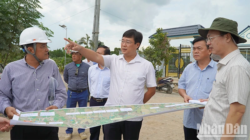 Ủy viên Trung ương Đảng, Bí thư Tỉnh ủy Đồng Tháp Lê Quốc Phong kiểm tra tiến độ thi công cao tốc Cao Lãnh-An Hữu. (Ảnh: HỮU NGHĨA)