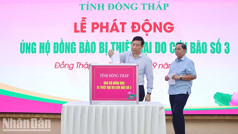 Chủ tịch Ủy ban nhân dân tỉnh Đồng Tháp Phạm Thiện Nghĩa cùng lãnh đạo các sở, ban, ngành tham gia quyên góp ủng hộ đồng bào các địa phương miền bắc tại lễ phát động.