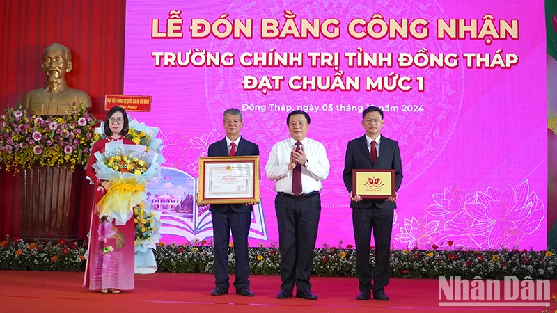 Đồng chí Nguyễn Xuân Thắng trao Bằng và biểu trưng công nhận Trường Chính trị tỉnh Đồng Tháp đạt chuẩn mức 1. (Ảnh: HỮU NGHĨA)