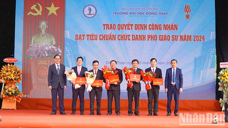 Phó Giáo sư, Tiến sĩ Nguyễn Văn Đệ, Chủ tịch Hội đồng Khoa học và Đào tạo, Phó Chủ tịch Hội đồng chức danh giáo sư cơ sở Trường đại học Đồng Tháp thừa ủy quyền của Chủ tịch Hội đồng giáo sư nhà nước trao Quyết định công nhận đạt tiêu chuẩn chức danh phó giáo sư năm 2024 cho 5 nhà giáo. (Ảnh: HỮU NGHĨA)