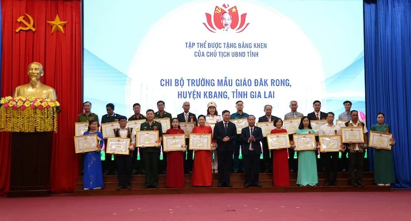Lãnh đạo tỉnh Gia Lai trao Bằng khen Ủy ban nhân dân tỉnh cho tập thể chi bộ Trường mẫu giáo Đăk Rong, huyện K'Bang.