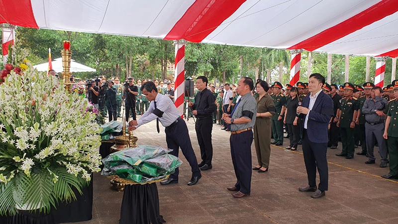 Đoàn Tỉnh ủy Gia Lai do Bí thư Tỉnh Ủy Hồ Văn Niên làm Trưởng đoàn dâng hương tại lễ truy điệu.