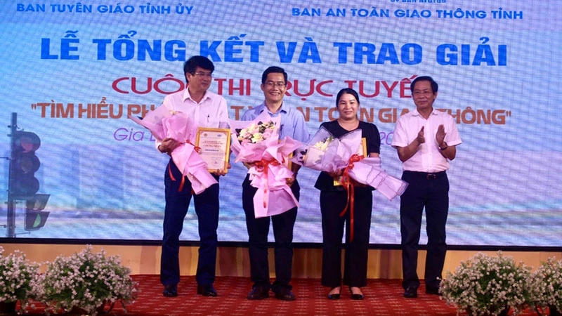 Phó Trưởng ban Thường trực Ban Tuyên giáo Tỉnh ủy Đỗ Tiến Đông (bìa phải) trao giải cho các tập thể đạt giải cuộc thi trực tuyến 
