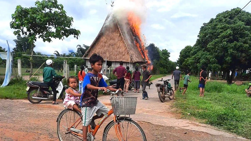 Lửa thiêu rụi nhà rông được làm bằng gỗ trắc quý hiếm.